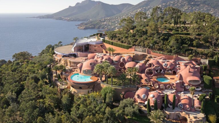 Modern Luxury Mansions: Design Trends, Technology Benefits, and Real-World Examples