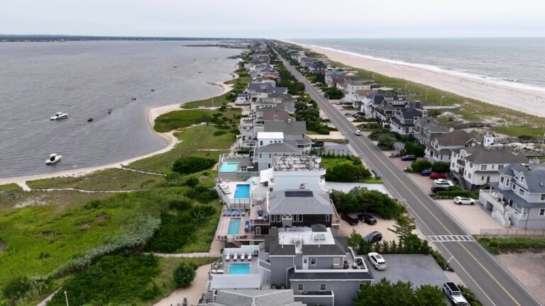 Waterfront Properties: In-Depth Guide to Lifestyle, Investment Potential, and Real-World Examples